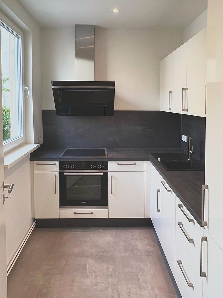 Einbauküche mit Backofen, Ceranfeld und Dunstabzug